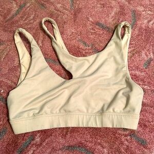 Alo yoga sports bra in pale pink color